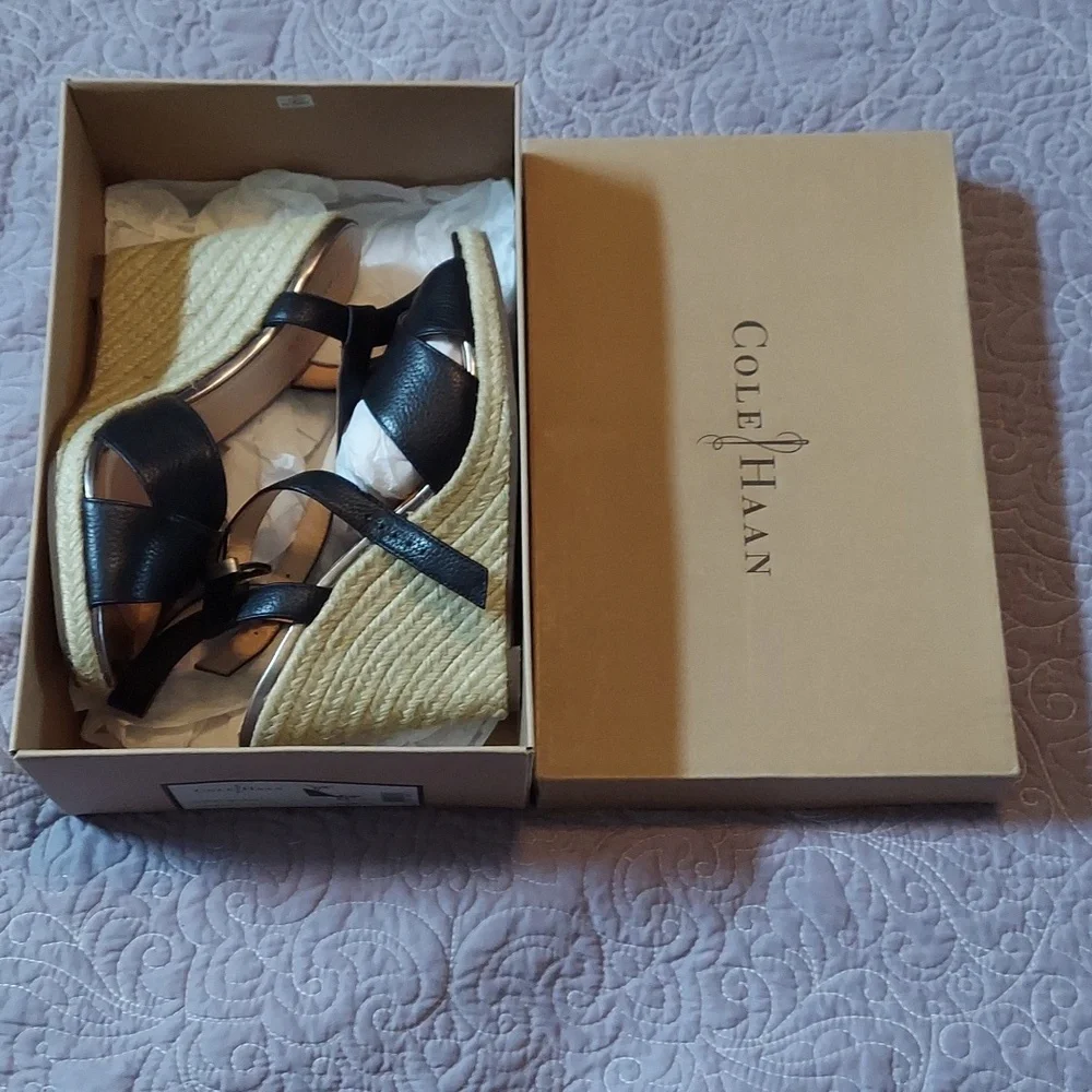 LIKE NEW! COLE HAAN Hart Wedge Sandal Black Pebbled Leather Jute Rope 8 1/2B